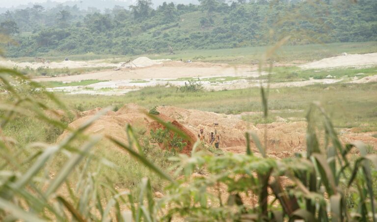 Des-mineurs-en-pleine-activite-en-bord-de-route-entre-Agroyesum-et-Manso-Adubia